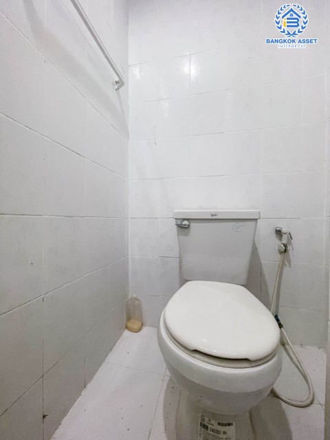 ทาวน์โฮมมือสองย่านกรุงเทพฯ ม.เก้าวัฒนาวิลล่า เลียบคลองทวีวัฒนา เนื้อที่ 17 ตร.ว. ฟังก์ชัน 3 ห้องนอน 3 ห้องน้ำ 1 ที่จอดรถ ทาวน์โฮม 3 ชั้นรีโนเวทใหม่ บนทำเลดี เพียง 20 นาทีก็ถึงรถไฟฟ้าสายสีน้ำเงิน "สถานีหลักสอง" ใกล้เดอะมอลล์บางแค และทางด่วน "รามอินทรา-อาจณรงค์" จองเลย!…